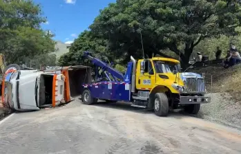 Así quedó la volqueta accidentada en la autopista Norte, en la entrada a Copacabana, situación que colapsó la movilidad hacia el norte metropolitano. Los automotores son desviados por la via a Machado. FOTO: CORTESÍA ALCALDÍA DE COPACABANA
