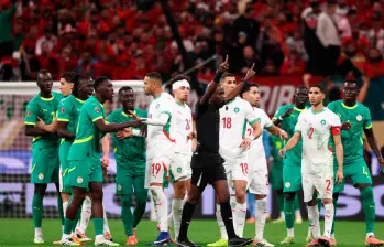 El abandono temporal del campo y los incidentes en Rabat fueron los argumentos de la CAF para declarar a Marruecos campeón por 3-0. FOTO AFP