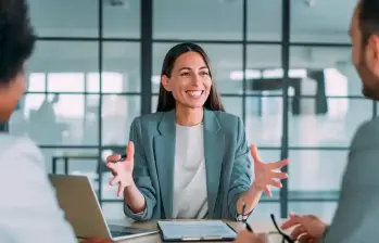 El mercado laboral abre espacio a perfiles jóvenes y sin experiencia, con énfasis en habilidades blandas y disposición para aprender. FOTO: GETTY