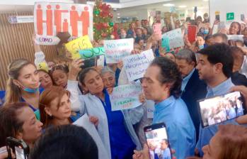 El alcalde está en este momento en la junta extraordinaria. En la entrada fue recibido por varios trabajadores del hospital. FOTO Manuel Saldarriaga