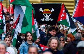 La bandera de One piece (una sonriente calavera) se ha ondeado en diversas manifestaciones del mundo. Foto: Afp.