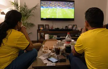 La emoción por el Mundial está impulsando la compra de televisores, alimentos y entretenimiento, pero expertos recomiendan evitar gastos que comprometan las finanzas de los hogares. FOTO CORTESÍA CROWE