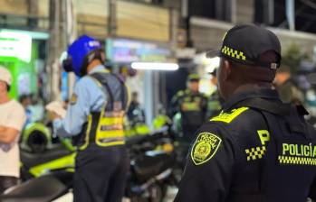 Conductores siguen infringiendo las normas de tránsito, invadiendo el carril del Metroplús y arriesgando sus vidas. FOTO: CORTESÍA ALCALDÍA DE MEDELLÍN