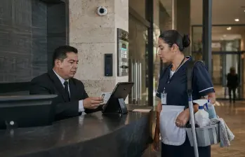 La validación de identidad y antecedentes de quienes ingresan a los hogares es una de las medidas recomendadas para fortalecer la seguridad residencial. Foto: Limpiafy. 