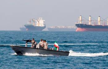 “El cierre prolongado del estrecho de Ormuz ha dejado al mercado mundial frente a un déficit de 10 millones de barriles diarios”, aseguraron analistas de Eurasia Group. FOTO Getty