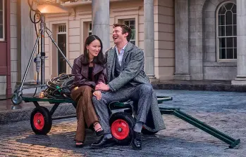 Yerin Ha y Luke Thompson en la promoción de la cuarta temporada de Bridgerton. FOTO Cortesía