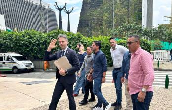 El ex alcalde de Medellín Daniel Quintero junto a varios de sus alfiles. FOTO: imagen tomada de redes