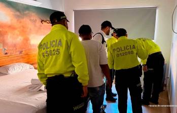 Momento en el que agentes de la Policía irrumpieron en el motel en el que se presume eran explotadas sexualmente niñas. FOTO: Cortesía Policía
