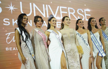 Anne Jakkaphong (cuarta del medio) en un evento de Miss Universe. FOTO: Instagram @annejkn.official