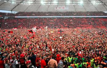 En el juego que aseguró su conquista, el Bayer logró su partido número 43 sin perder esta temporada, que presenta unas cifras espectaculares de 38 triunfos y 5 empates. En el campo de juego el desborde de alegría por parte de los hinchas fue inevitable. FOTO: AFP