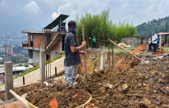 Funcionarios de Control Territorial realizan sus labores en Las Tres Cruces. FOTO: Cortesía