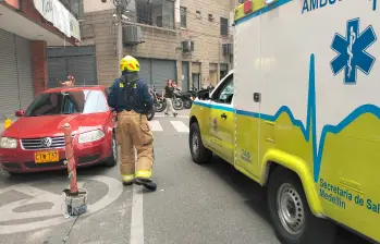 Personal del Cuerpo de Bomberos de Medellín y de la Secretaría de Salud, con apoyo de Bomberos Itagüí, trabajan para controlar las afectaciones en esta zona industrial del centro de la ciudad. FOTO: ALEJANDRA MORALES RÍOS