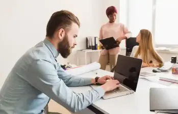 Miles de vacantes están disponibles actualmente en Colombia para quienes buscan empleo en áreas operativas y comerciales. FOTO: GETTY