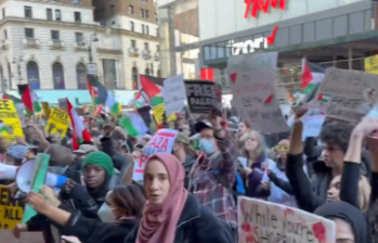 Pro-palestinos a las afueras de una tienda en Nueva York. FOTO: CAPTURA DE PANTALLA