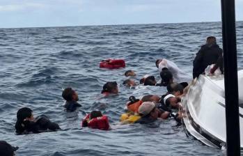 Turistas quedaron en el mar luego de que la lancha en la que viajaban se volcara en Santa Marta. Foto: Dinamar