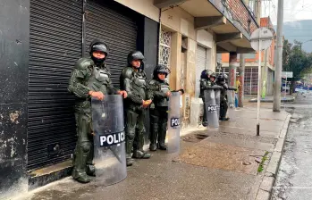 Policías antimotines acompañaron el procedimiento en el barrio San Bernardo, de Bogotá. FOTO: Cortesía Fiscalía