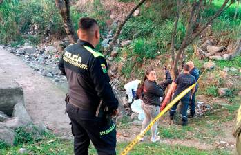 A un costado de la quebrada La Cantera, en el barrio Caribe, ocurrió la muerte de un hombre al que hallaron quemado. FOTO: Cortesía