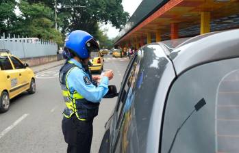 Los agentes de la Secretaría de Movilidad de Medellín realizan operativos constantemente para verificar quienes tienen su licencia de conducción vencida, entre otras infracciones. FOTO: CORTESÍA