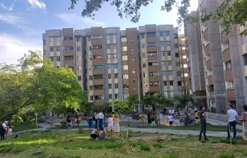 En varios de los conjuntos residenciales de la Loma de los Bernal los habitantes salieron en relativa calma de sus apartamentos. Sin embargo, en pocos se vieron puntos de encuentro demarcados, lugares seguros o información precisa por parte de las administraciones. Foto: Víctor Andrés Álvarez C. 