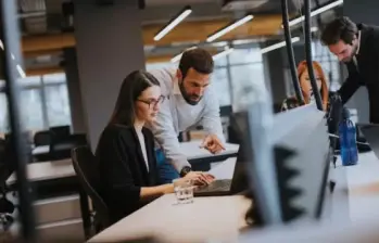 Los trabajadores que laboren durante domingos o días de descanso obligatorio recibirán desde julio un recargo del 90%, según lo establecido en la reforma laboral. FOTO FREEPIK
