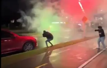 Así quedó registrado en un video viral de redes sociales, en el que varios jóvenes, entre risas, se apuntan entre sí mientras las bengalas queman. FOTO Cortesía.