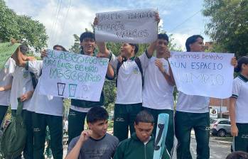 Estudiantes de la Institución Educativa La Trinidad piden que se les garantice el servicio de aseo en su colegio. FOTO: CORTESÍA PADRES DE FAMILIA