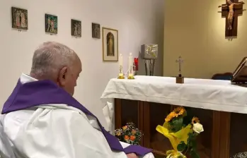 La imagen muestra al jesuita argentino sentado y un poco cabizbajo ante el altar de su capilla privada. FOTO: Prensa del Vaticano