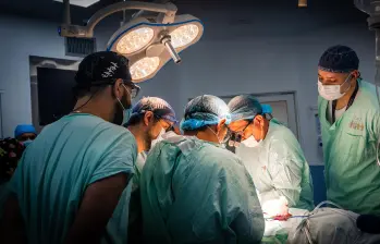 Un equipo de cerca de una docena de profesionales participó en el primer trasplante de corazón hecho en el Hospital General de Medellín. FOTO: CORTESÍA HGM.