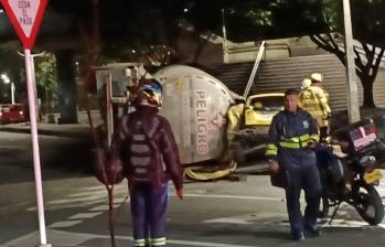 Bomberos de Bello llegó cerca de la medianoche a atender la emergencia y aún se encuentran en labores de limpieza. Foto: cortesía.