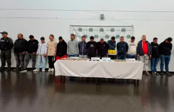 Estos son los 15 capturados por el Gaula que ya fueron judicializados; un juez avaló las medias de aseguramiento en contra de ellos. FOTO: MEVAL
