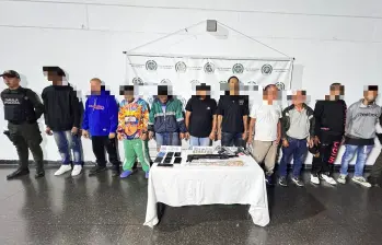 Durante la operación fue capturado alias Trenzas, identificado como el principal cabecilla de la estructura, junto a varios coordinadores de zona. FOTO: Cortesía Alcaldía de Medellín