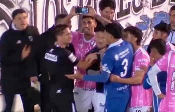 Un futbolista de All Boys le mostraba al árbitro Nicolás Lamolina buscando que cambiara su decisión sobre el penalti que les había pitado en contra. Foto: captura de pantalla