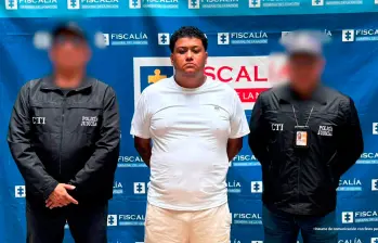 Santiago José Meneses Rivera, de 29 años, se encuentra con medida de detención domiciliaria por estos hechos ocurridos entre 2022 y 2023. Aún estaría activo dentro de la Secretaría de Movilidad de Medellín. FOTO: CORTESÍA