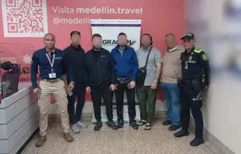 Nada más en las últimas horas fueron devueltos cinco extranjeros que fueron sorprendidos hablando de cómo iban a explotar mujeres en Medellín durante su estadía. FOTO: CORTESÍA MIGRACIÓN COLOMBIA