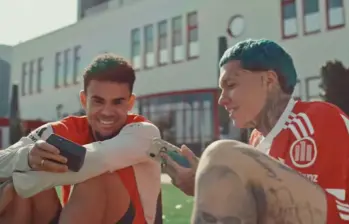 Encuentro entre figura del fútbol colombiano y artista urbano durante grabación de contenido en instalaciones deportivas europeas. FOTO Instagram @blessd