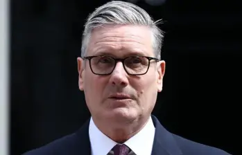 Keir Starmer anunció su renuncia como primer ministro británico tras perder apoyo dentro del Partido Laborista. Andy Burnham aparece como el principal favorito para sucederlo en Downing Street. FOTO: AFP.