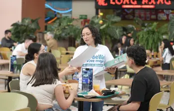 Campaña de activación en diferentes espacios comerciales de Medellín, con el fin de prevenir el desperdicio de alimentos en la ciudad. FOTO Cortesía Alcaldía de Medellín.