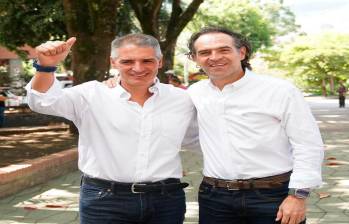 Andrés Julián Rendón (izquierda) y Federico Gutiérrez durante el anuncio en el parque de Boston, en Medellín. FOTO: JULIO CÉSAR HERRERA