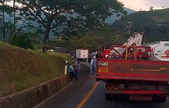 Se registran nuevos cierres en la vía por derramamiento de combustible tras siniestro vial. Foto: Tomada de la cuenta en X de Coviandina @CoviandinaSAS. 