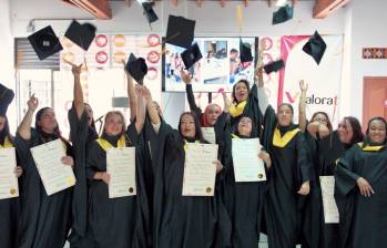 Las beneficiarias de la Fundación Valora-t celebrando sus grados. FOTO: Cortesía Juan Pablo Londoño