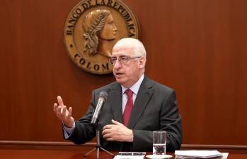 El gerente del Banco de la República, Leonardo Villar, leyó un comunicado en que se anunció la cancelación del acuerdo de Línea de Crédito Flexible (LCF) con el FMI. FOTO: Captura de video de YouTube