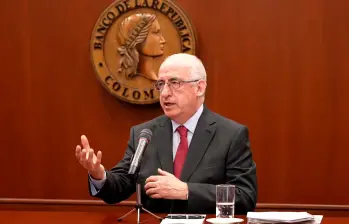 El gerente del Banco de la República, Leonardo Villar, leyó un comunicado en que se anunció la cancelación del acuerdo de Línea de Crédito Flexible (LCF) con el FMI. FOTO: Captura de video de YouTube