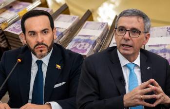 El ministro de Hacienda, Miguel Gómez, presentó el PGN. Para asegurar su aprobación, el Gobierno aceptó redistribuir recursos, trasladando partidas del servicio de la deuda a la inversión pública. FOTO Presidencia, Montaje El Colombiano