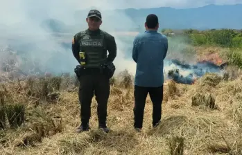 El fuego era utilizado para preparar un terreno destinado al cultivo de arroz en zona rural. FOTO: Policía Metropolitana de Neiva.