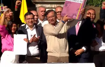 El presidente, Gustavo Petro, sancionó la reforma laboral desde la Casa Museo Quinta de Bolívar, en Bogotá. Firmó el documento que oficializa la nueva ley laboral. FOTO: Tomado de video Presidencia.