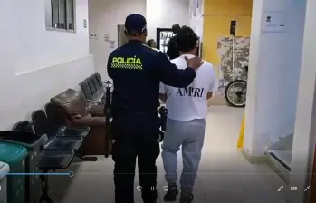 Uno de los siete capturados en el Valle de Aburrá, acusados por delitos sexuales y violencia intrafamiliar. FOTO Cortesía Policía Metropolitana.