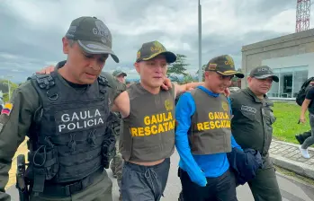 Miguel Ayala y su mánager Nicolás Pantoja fueron hallados en un cambuche, en una zona boscosa de La Sierra, Cauca. FOTO: CORTESÍA DE POLICÍA.