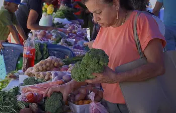 Los mercados campesinos buscan conectar a los productores y a los consumidores locales de los municipios con precios justos y alimentos saludables. FOTO: ALCALDÍA DE ENVIGADO