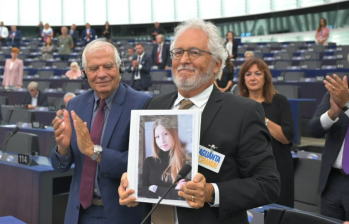 Héctor Abad Faciolince sosteniendo la fotografía de la escritora Victoria Amelina, víctima de un ataque ruso. Foto: Twitter Von der Leyen