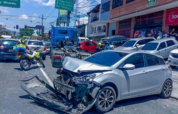 Así quedó el tractocamión hurtado en una zona cercana luego de provocar el accidente que dejó dos muertos. FOTO:Camilo Suárez